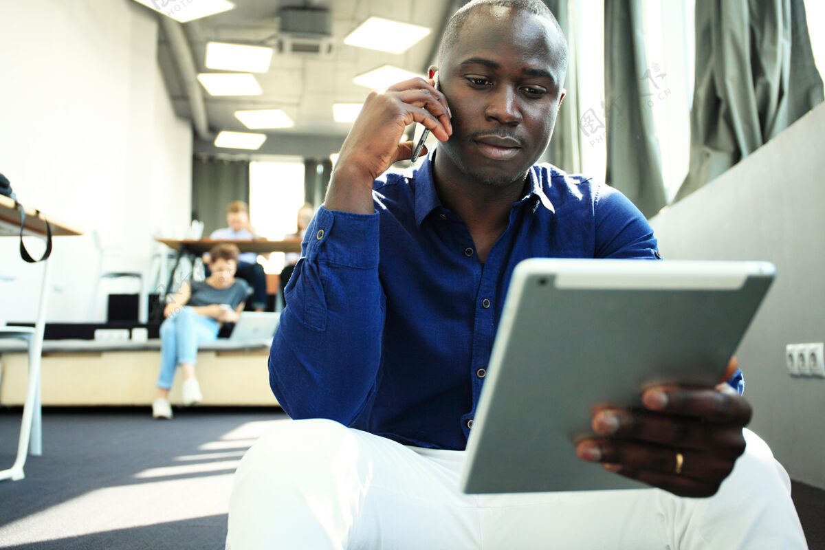 站立快乐的非洲裔美国企业家使用平板电脑商人就业衣领