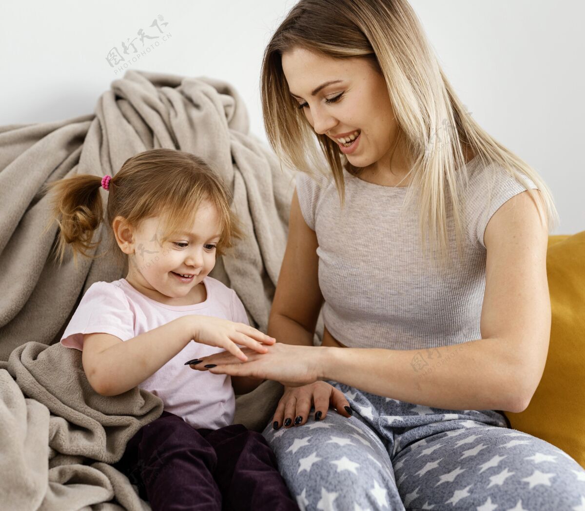 妈妈在母亲节和女儿在一起的女人女人爱母亲节