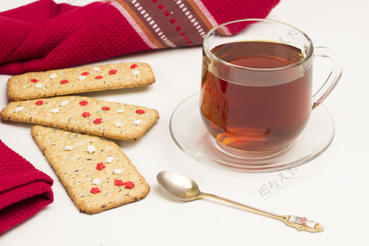 姜饼圣诞姜饼饼干红色餐巾和一杯白底茶雪花甜的空间