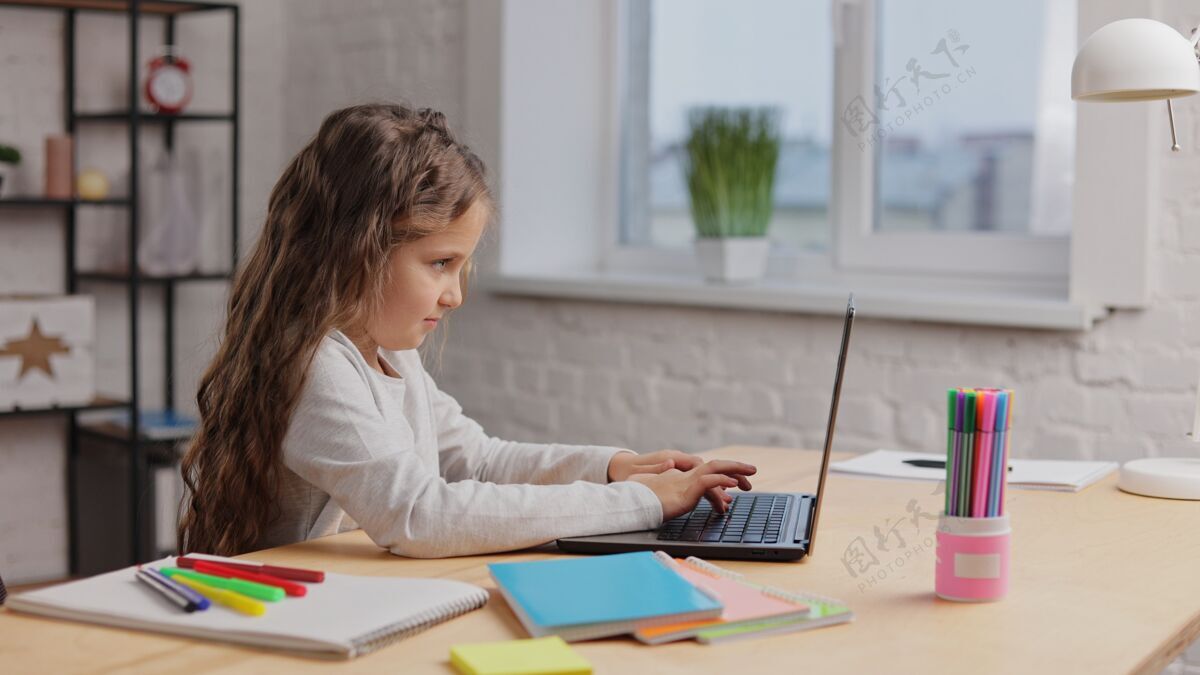 课程可爱的小学生在家用笔记本电脑学习计算机距离学习在线儿童家庭教育数字互联网隔离