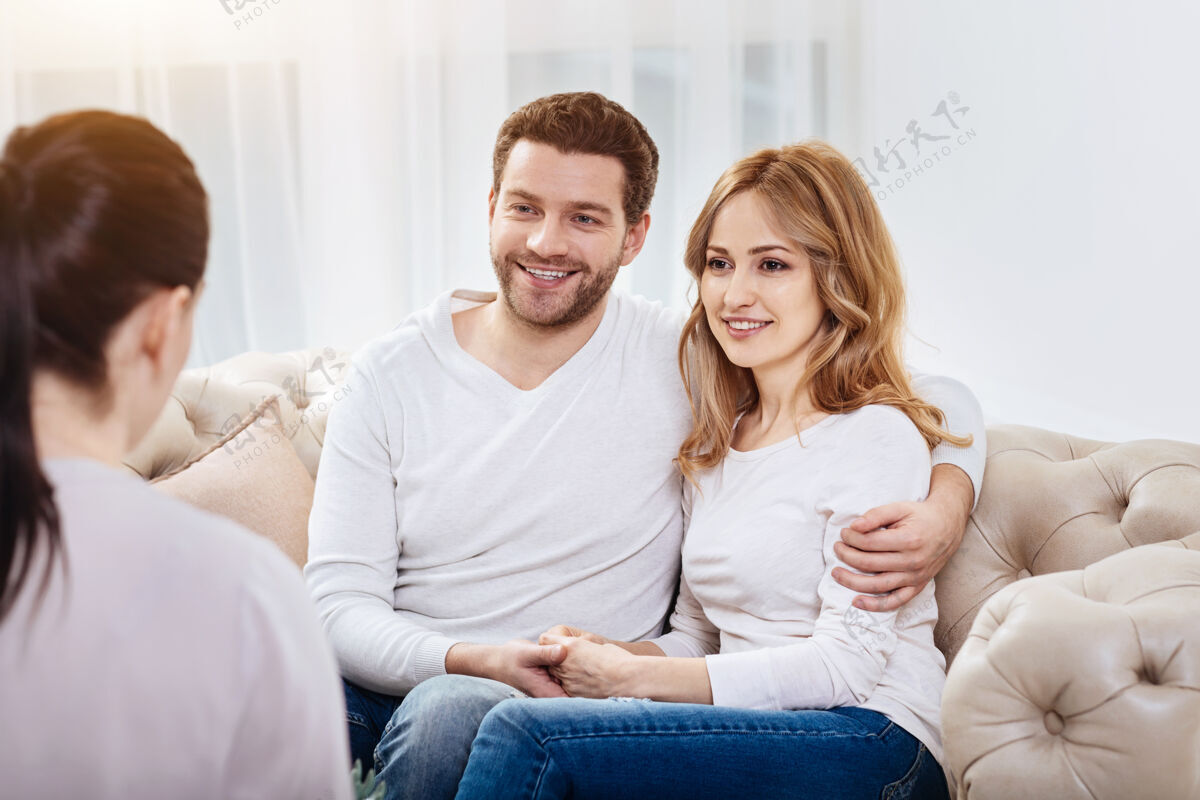 关系快乐夫妇很高兴快乐积极的男人看着心理学家 微笑着拥抱他的妻子实践男朋友问题