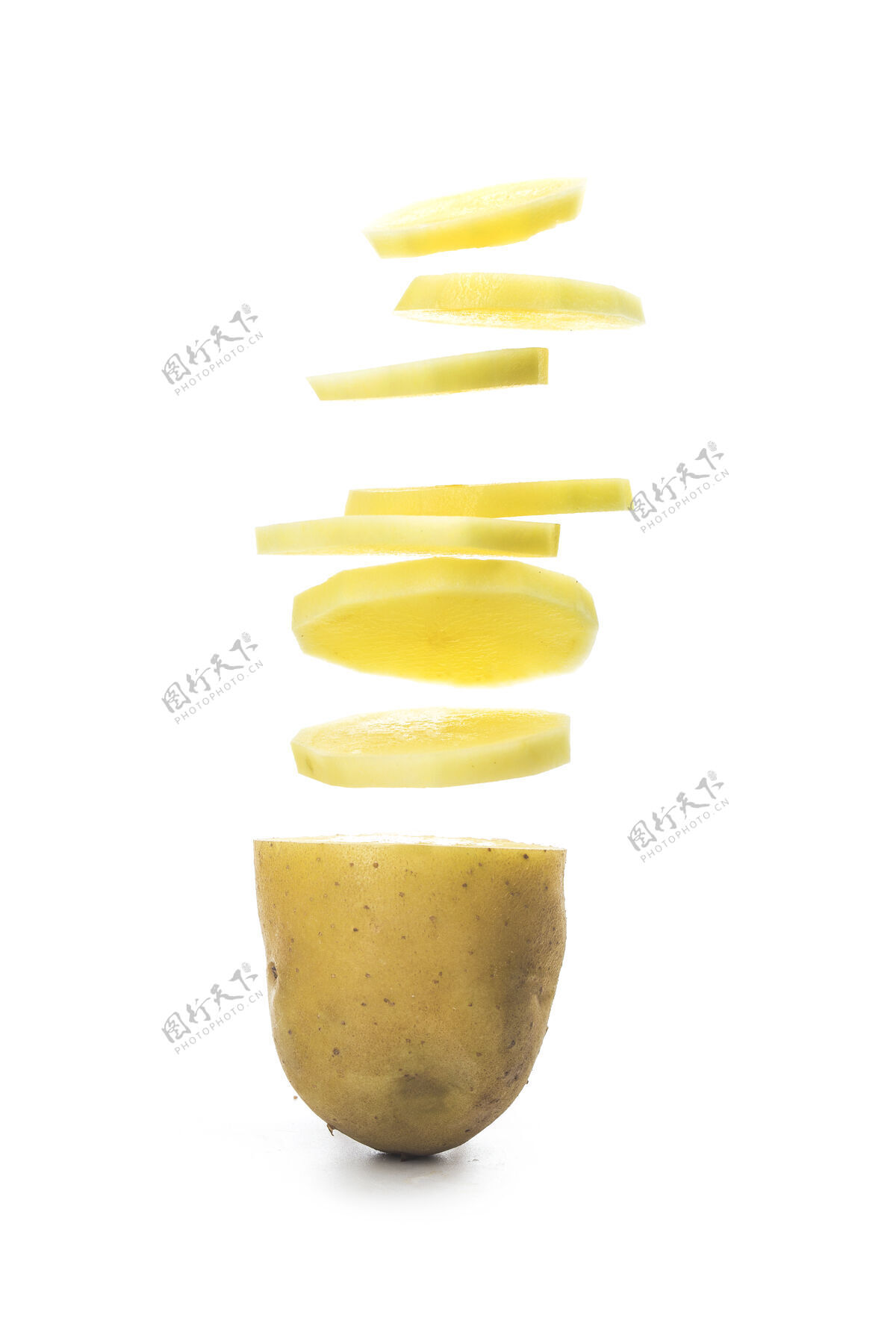 特写土豆片变成了白色背景上孤立的薯片模切配料切片