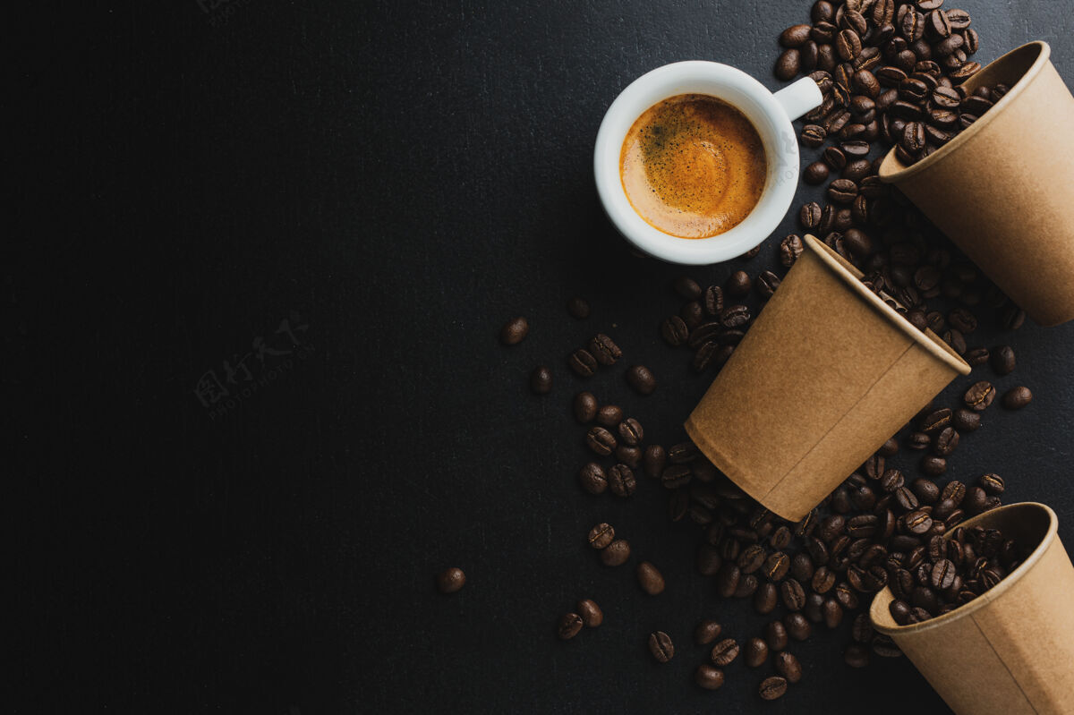自然咖啡还是零浪费概念咖啡咖啡豆放在纸杯里 咖啡杯放在深色的背景上摩卡咖啡谷物食物