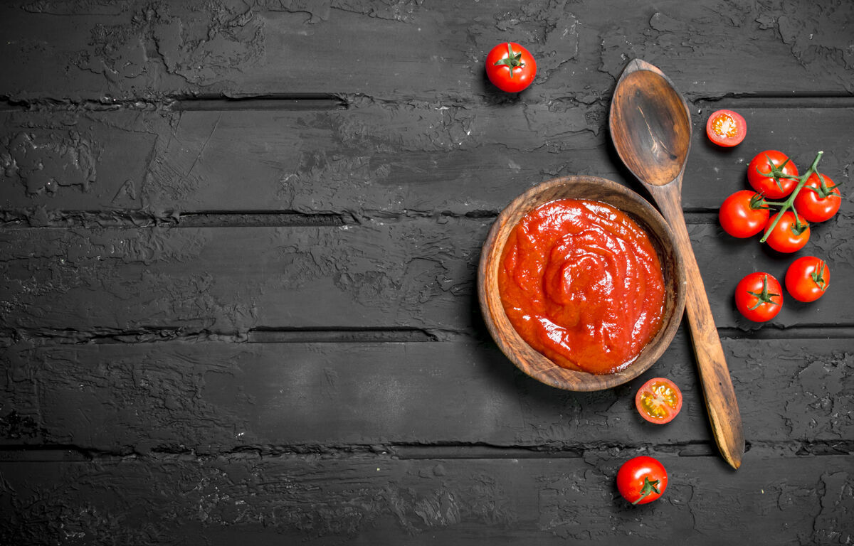 酱汁番茄酱在碗里和木勺里蔬菜自然大蒜