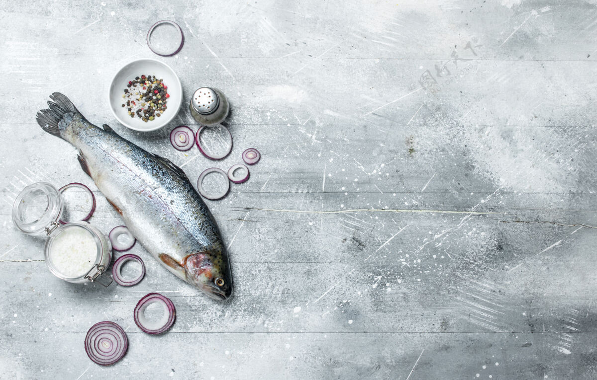 营养生鱼三文鱼配香料和红洋葱圈饮食食物膳食