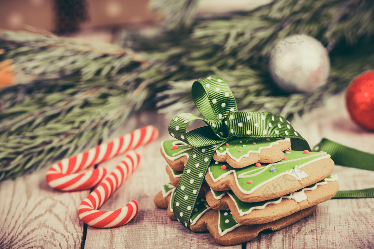芳香圣诞作文-姜饼饼干 八角和肉桂木桌上肉桂姜饼节日