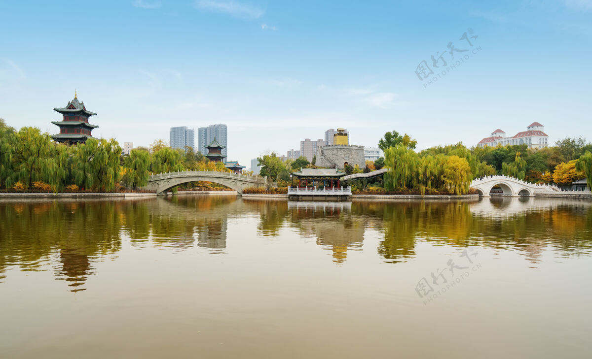 中国文化秋天 太原迎泽公园里有古建筑和拱桥中国天空拱桥