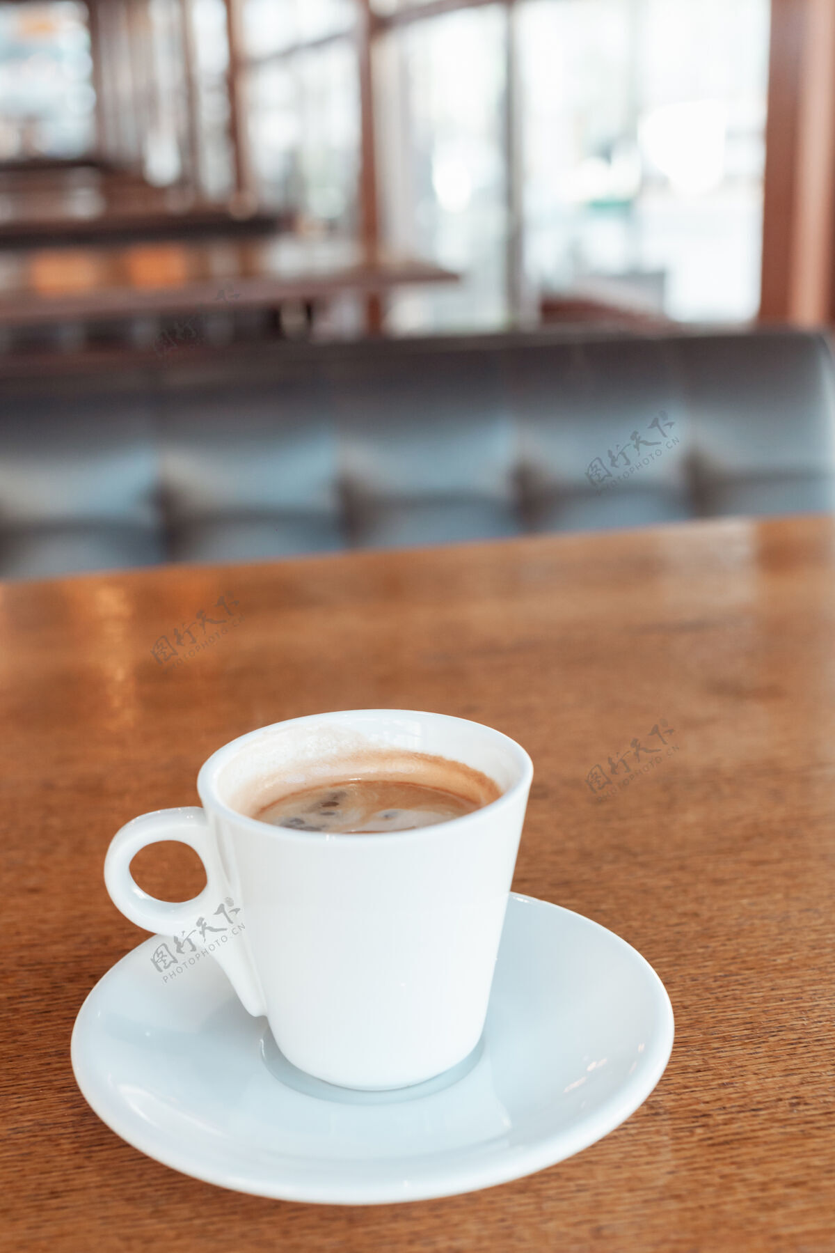 饮料咖啡馆里的咖啡放在木桌上生活早餐烟