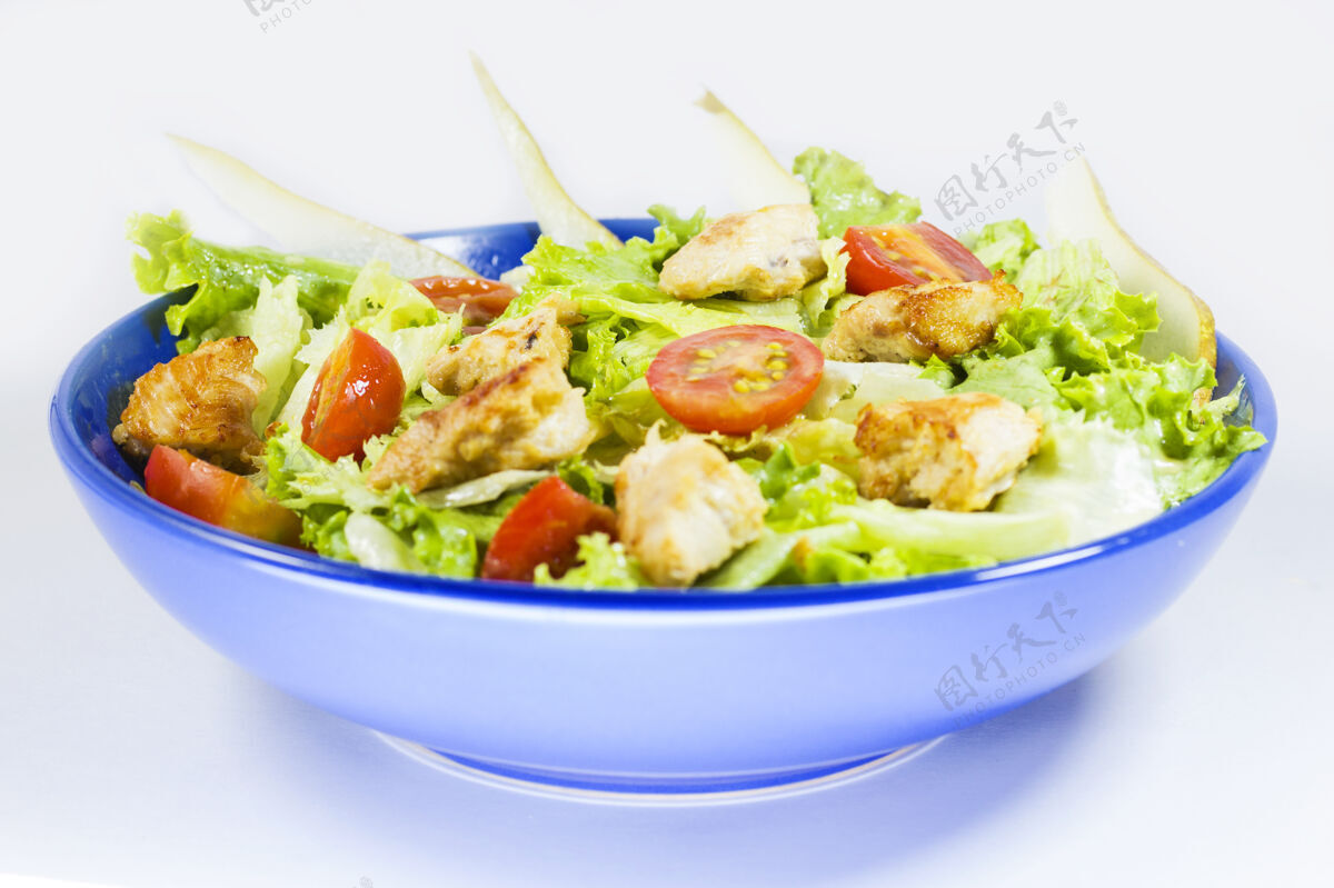 蔬菜蔬菜沙拉配番茄 奶酪 生菜和其他蔬菜配料.蔬菜碗里有沙拉有机新鲜配料