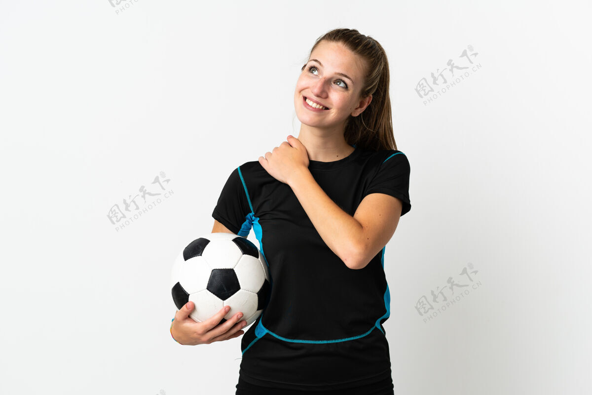 球员一个年轻的足球运动员 一个被隔离在白色背景下的女人 一边微笑一边抬起头来成年人运动员运动