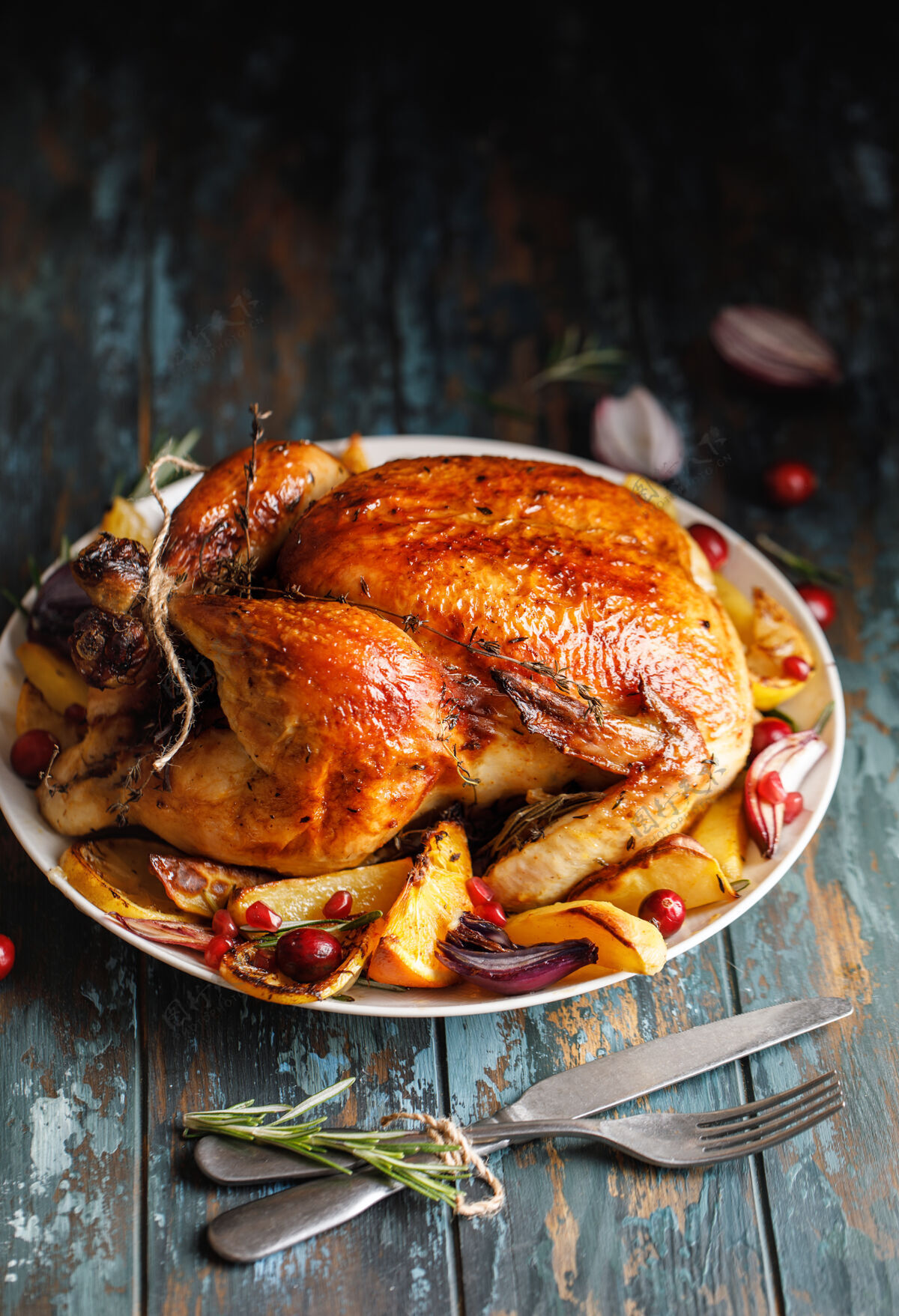 庆祝把全鸡和烤蔬菜放在桌子上的盘子里烤传统烘焙食谱