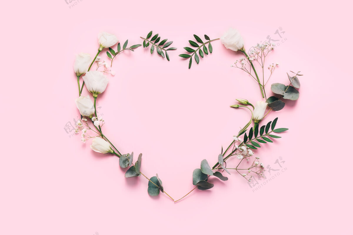 叶心形符号由粉红色的花和叶子做成植物绽放丘比特