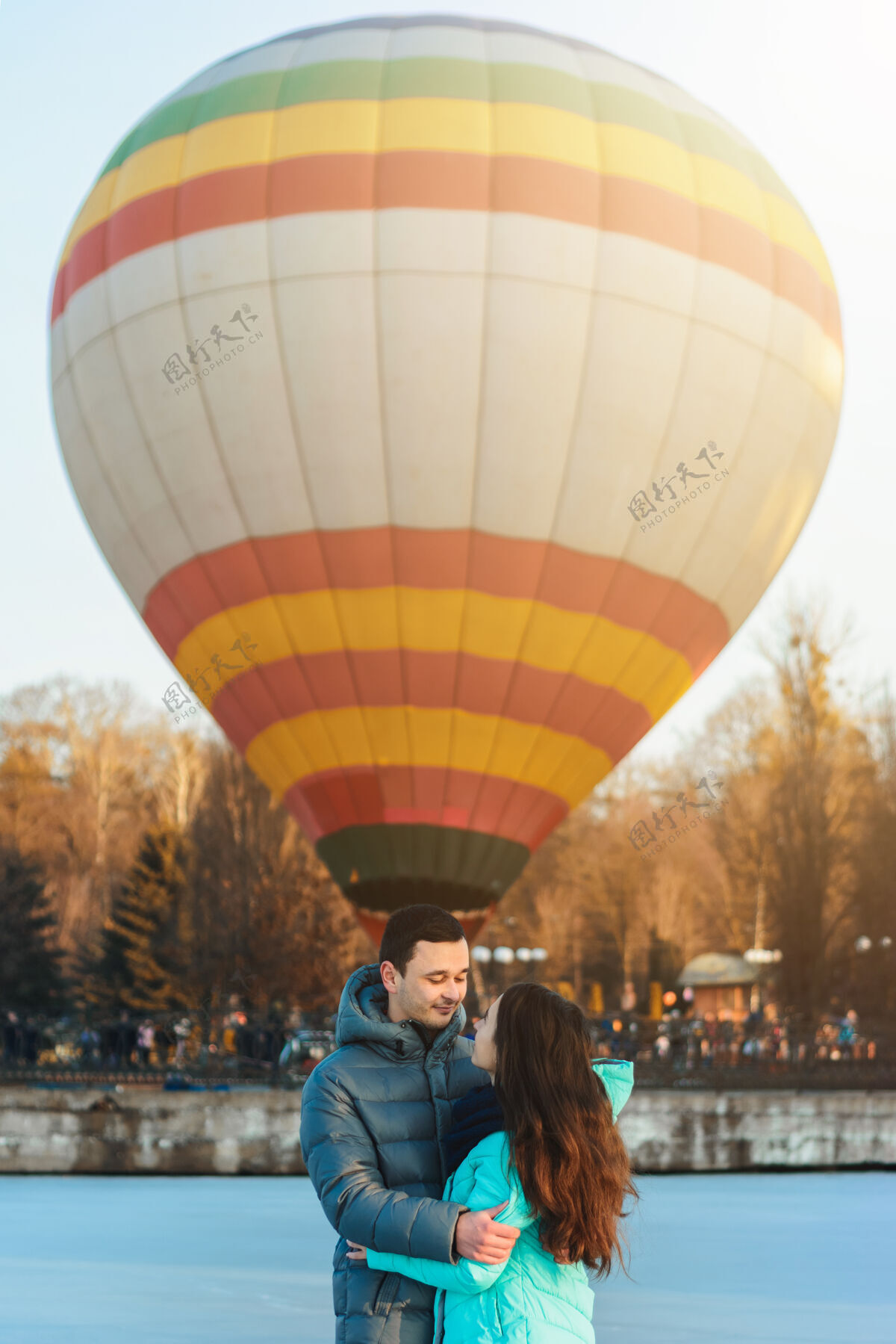 房子情人节这天 一对相爱的情侣站在冰面上 站在气球后面惊喜气球欢呼