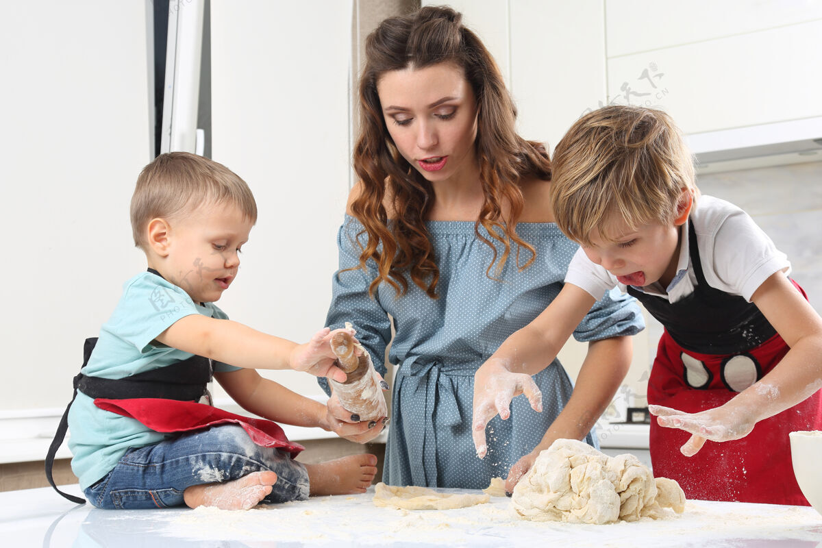 面包房孩子们帮助一位年轻的母亲揉面团烹饪复杂童年