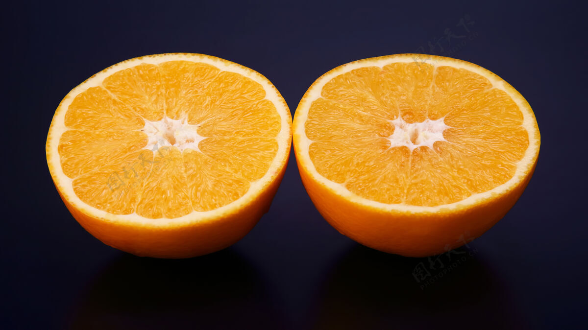 柑橘柑橘水果.切深色背景上的橙色一份切的圆形