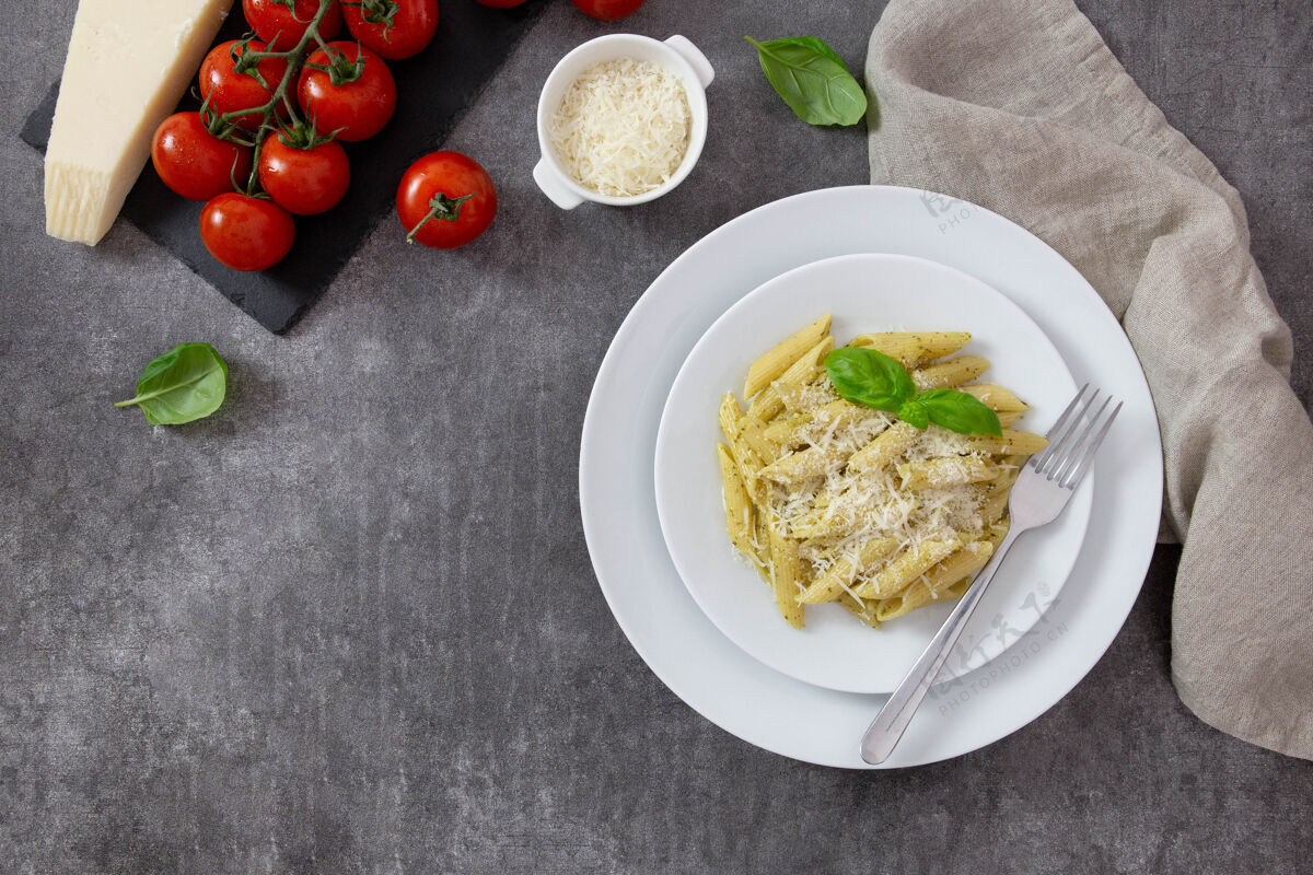 美味传统意大利潘尼面食 配香蒜酱 罗勒 西红柿和帕尔玛干酪传统选择性聚焦部分