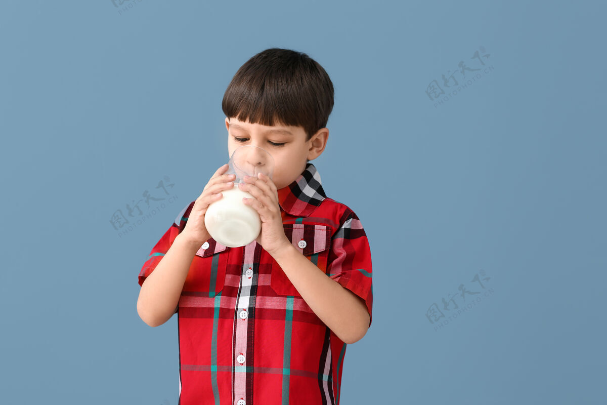 生长有牛奶颜色的小男孩自然饮用儿童