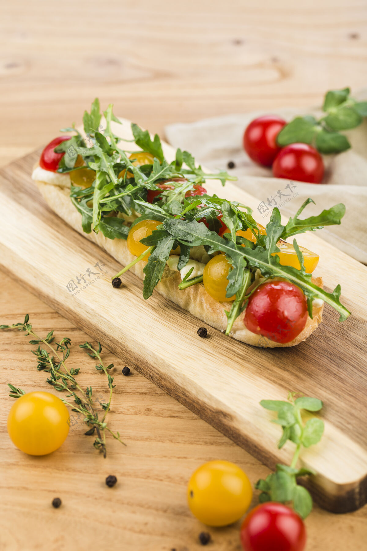 食物在一块木板上放上意大利干酪 樱桃番茄 芝麻菜和橄榄油罗勒意大利食物法式面包