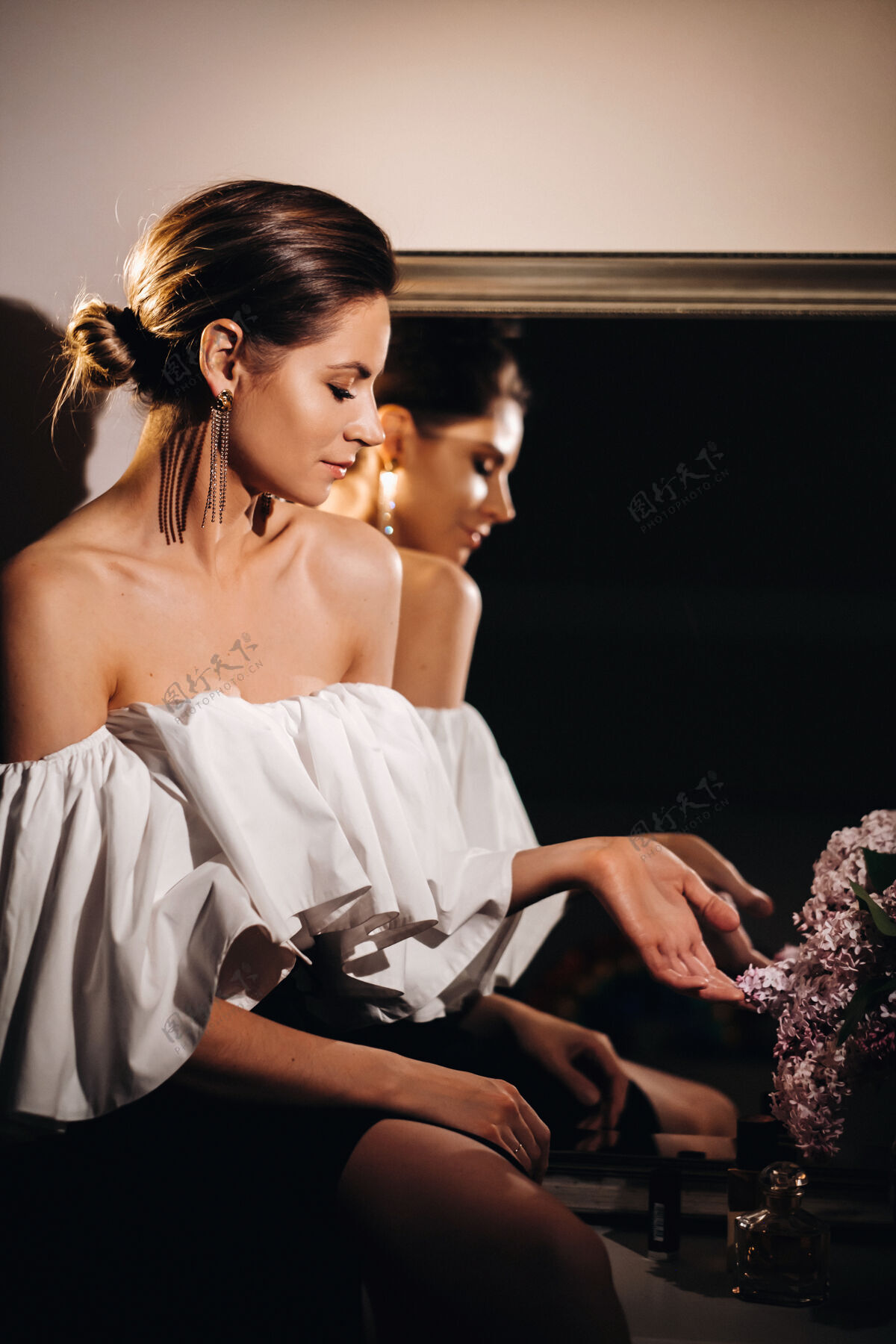 夜灯镜子里的美女在倒影家女孩放假前 家里的镜子旁一个穿着白色长裙 留着长发的女孩要去参加家里的聚会花束化妆户外