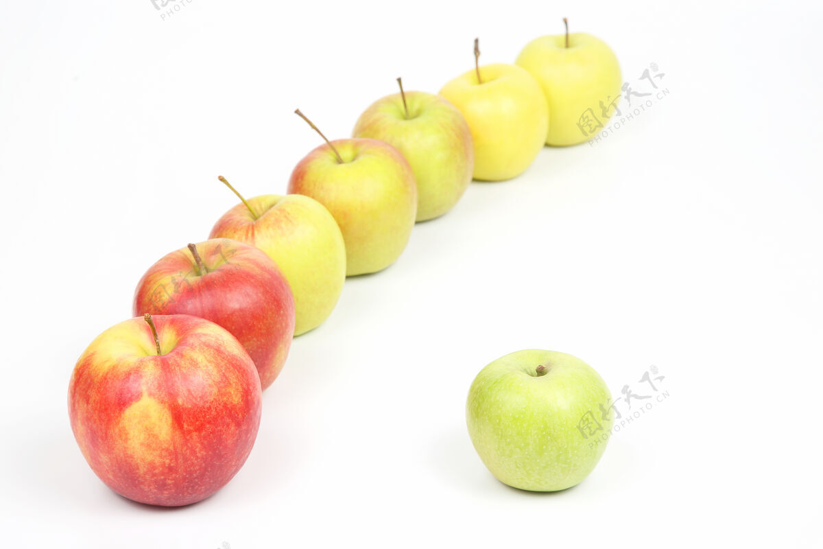 蔬菜绿色的苹果紧挨着白色背景上的其他苹果食物秋天好吃
