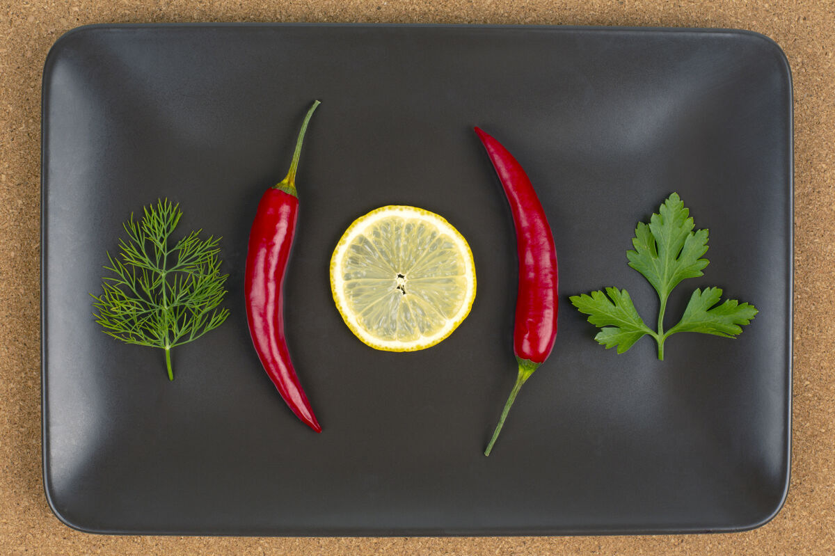 食物新鲜的红辣椒和柠檬维生素板健康食品水果营养蔬菜
