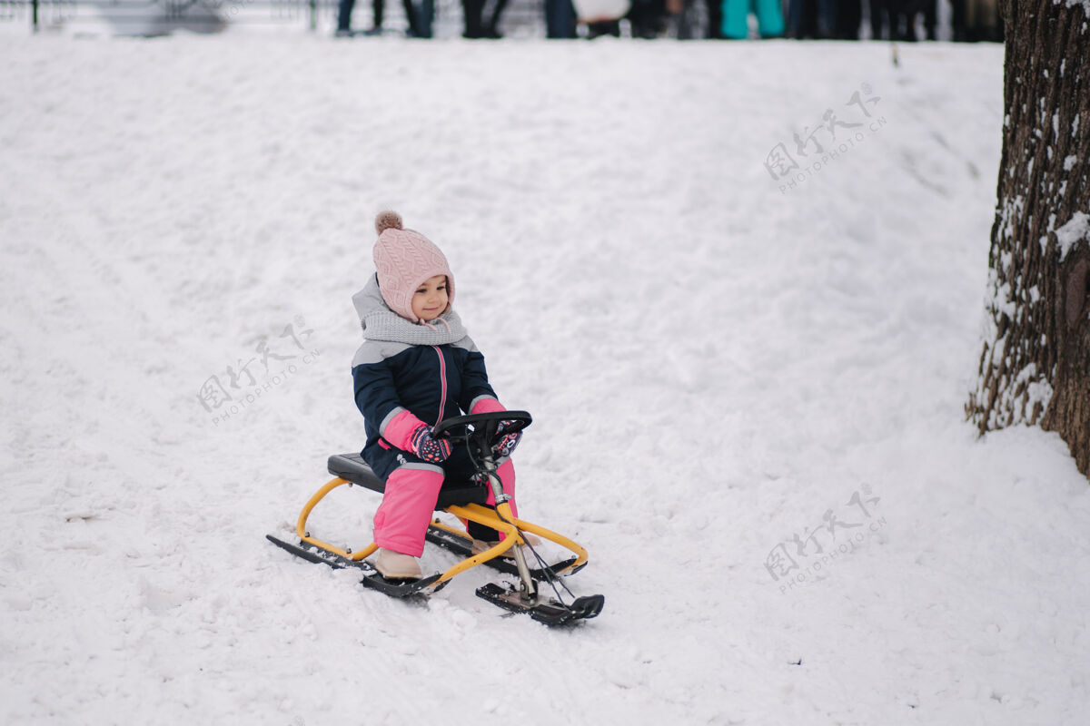 拉小女孩喜欢坐雪橇乐趣雪橇有趣