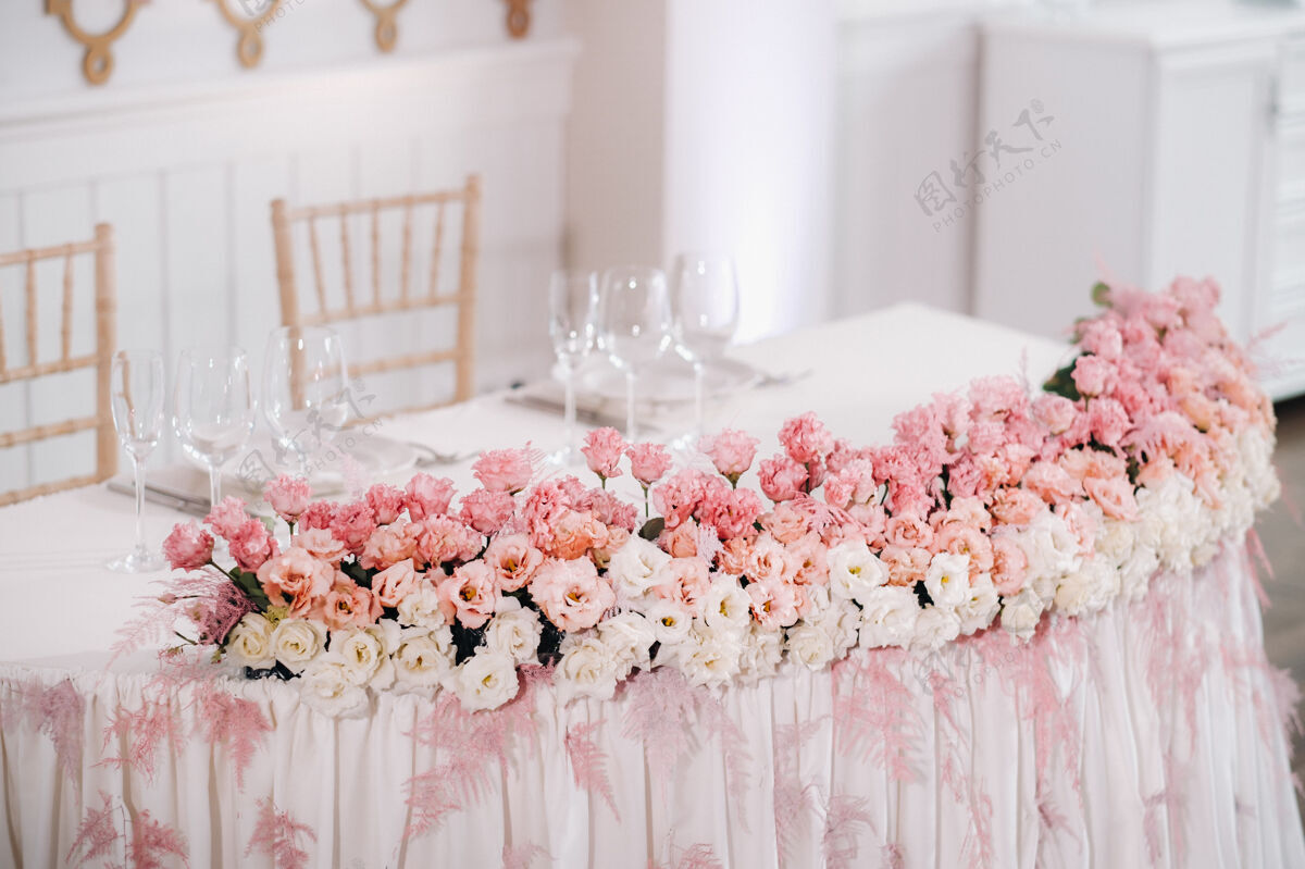 叉子婚礼桌上装饰着鲜花 在城堡的桌子上 餐桌上装饰着烛光晚餐装置城堡花束