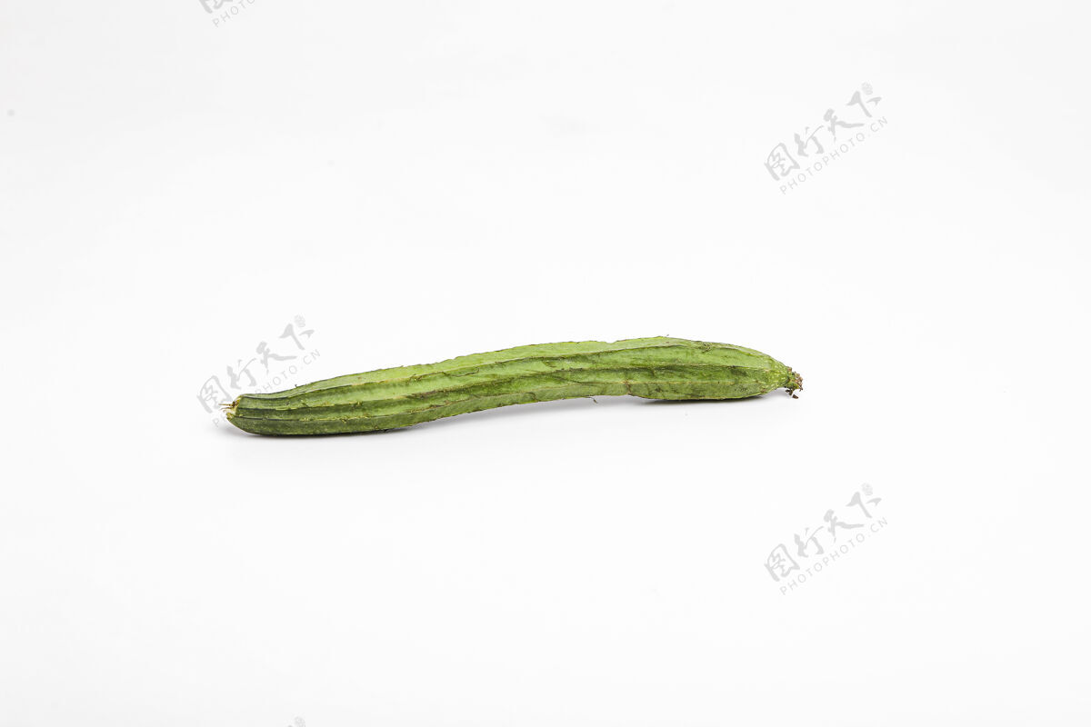 维生素农场新鲜的脊瓜（角丝瓜果）与孤立的白色表面亚洲南瓜素食