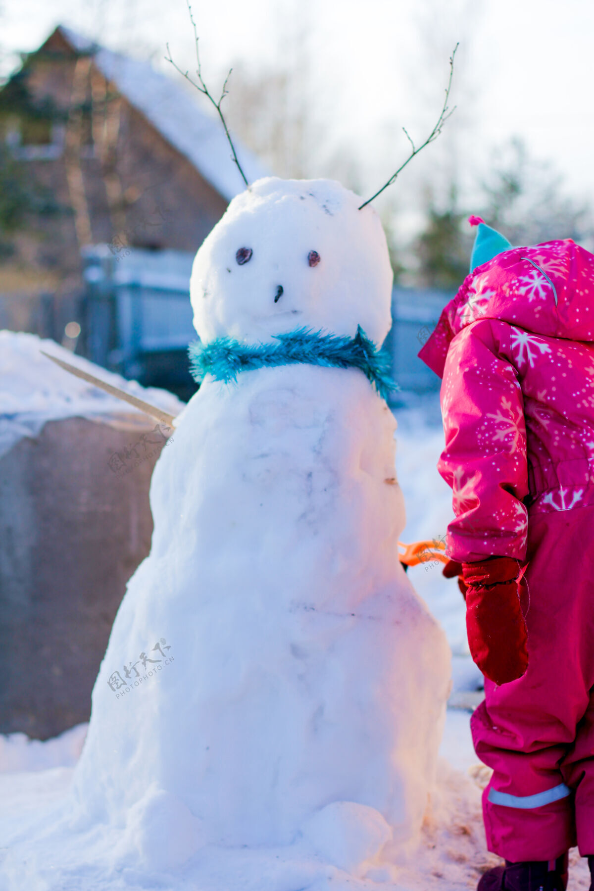 帽子一个女孩在冬天用雪堆雪人冬天冬天在街上玩得开心赛车搞笑雪