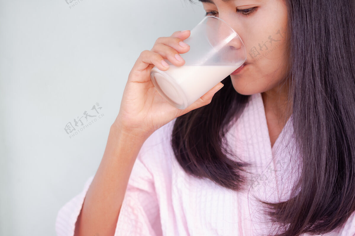食品喝牛奶的女人美味女性健康