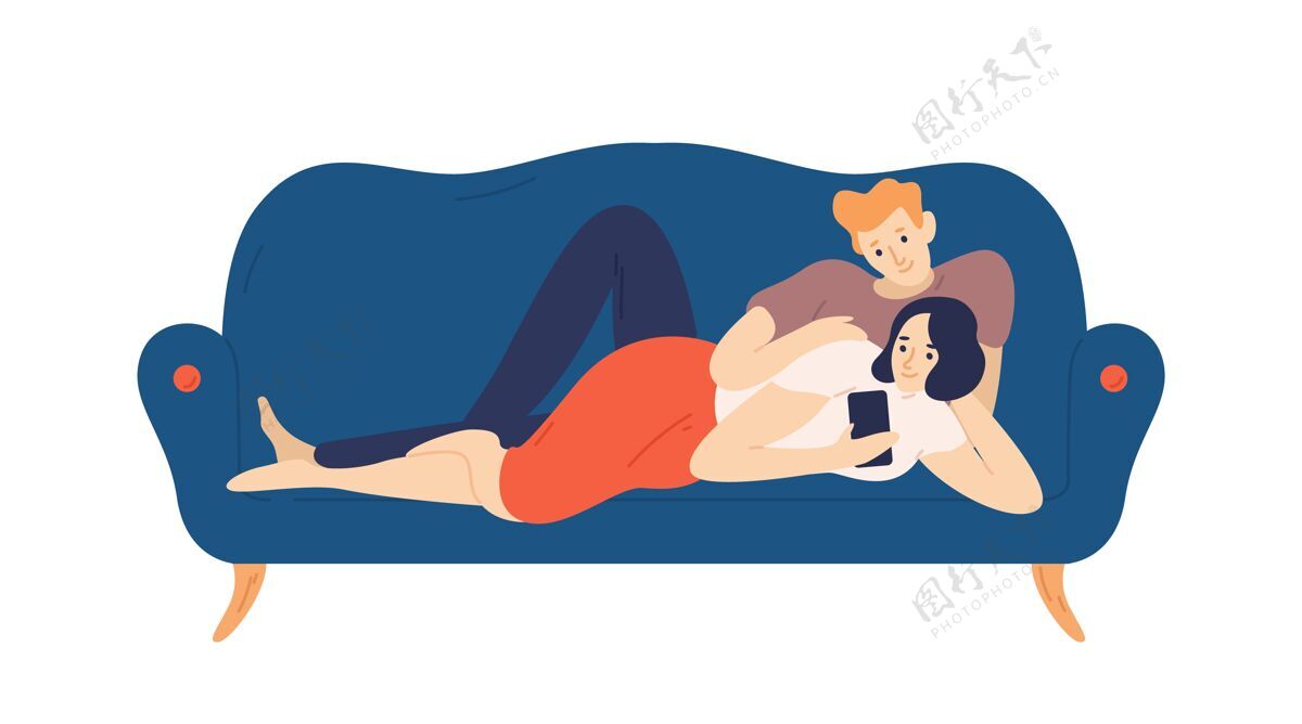 女性可爱的男孩和女孩躺在舒适的沙发上上网智能手机可爱情侣坐在舒适的沙发上爱情搞笑男孩