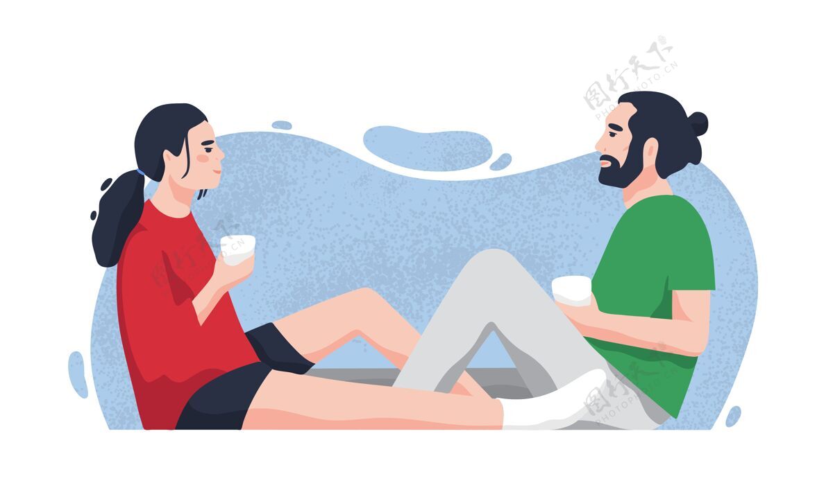 杯子浪漫的伴侣坐在地板上喝茶或喝酒咖啡可爱男朋友和女朋友一起呆在家里场景杯子女朋友