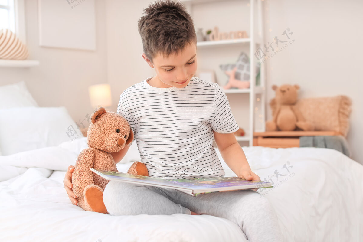 房子可爱的小男孩在家读睡前故事故事放松孩子