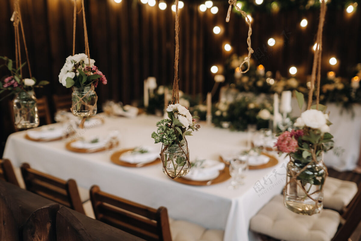 城堡婚礼桌上装饰着鲜花 在城堡的桌子上 餐桌上装饰着烛光晚餐新娘豪华晚餐