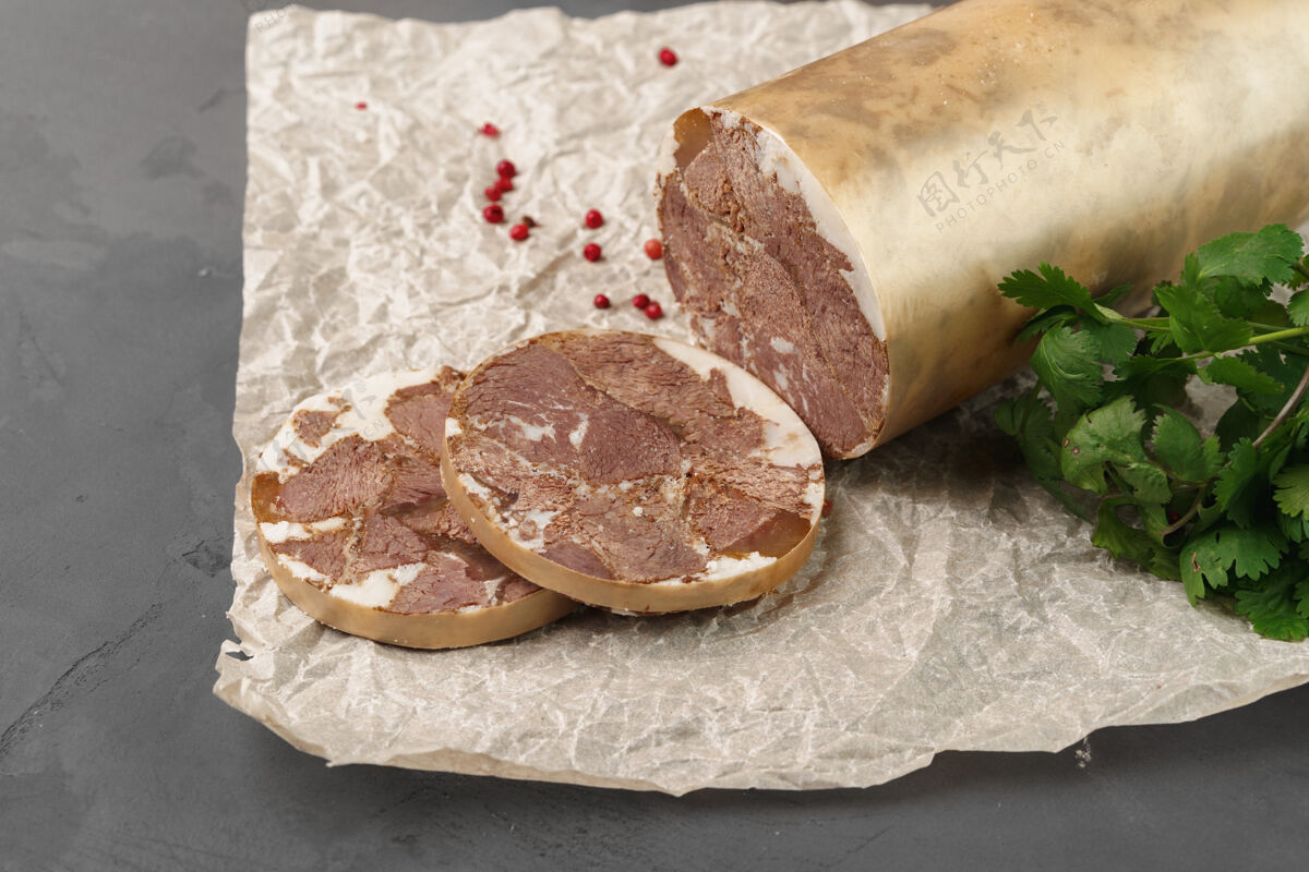 食物羊皮纸上的肝香肠和灰色的欧芹特写欧芹切块肉
