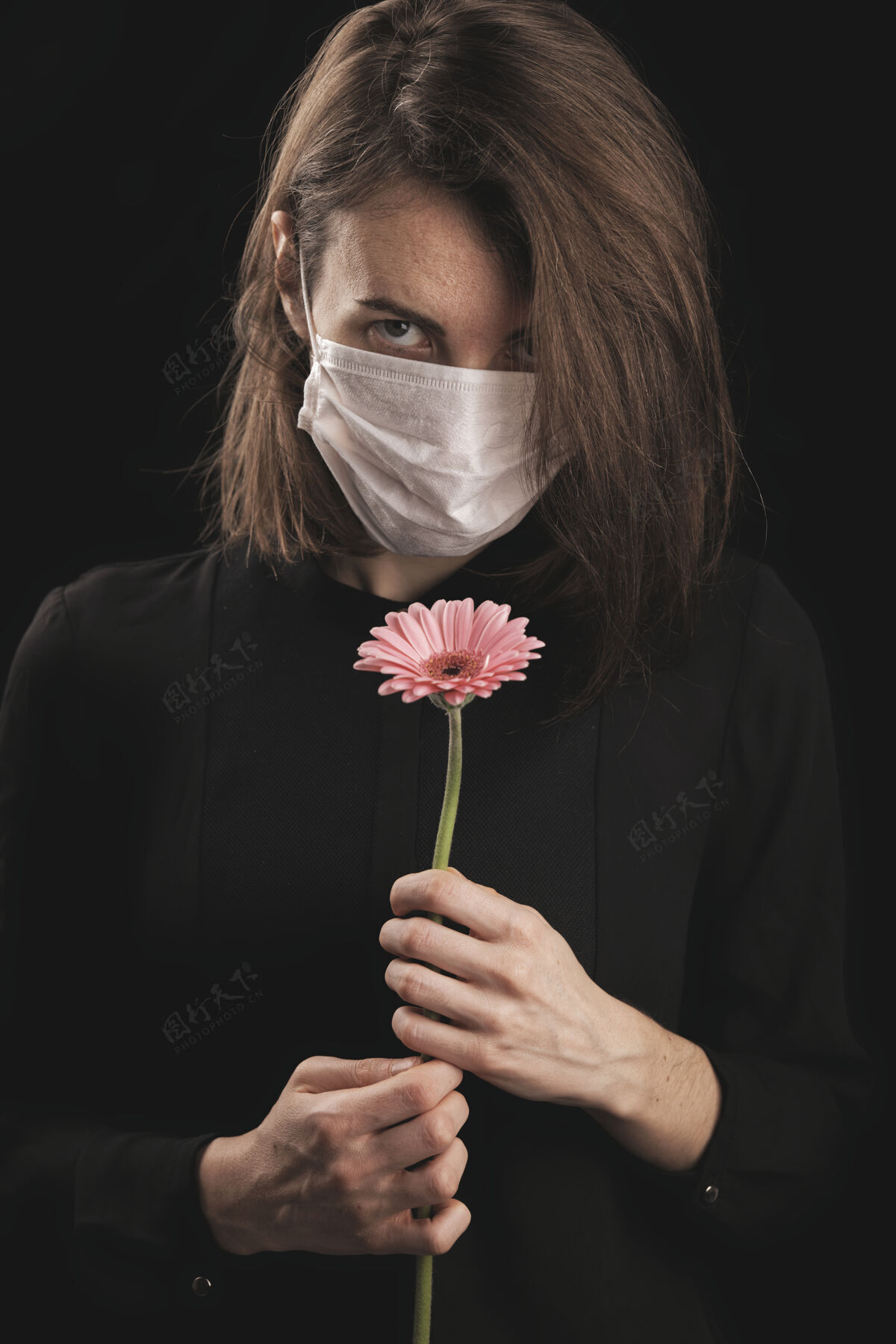 脸戴冠状病毒的女人面具漂亮粉红雏菊流行病叶感官