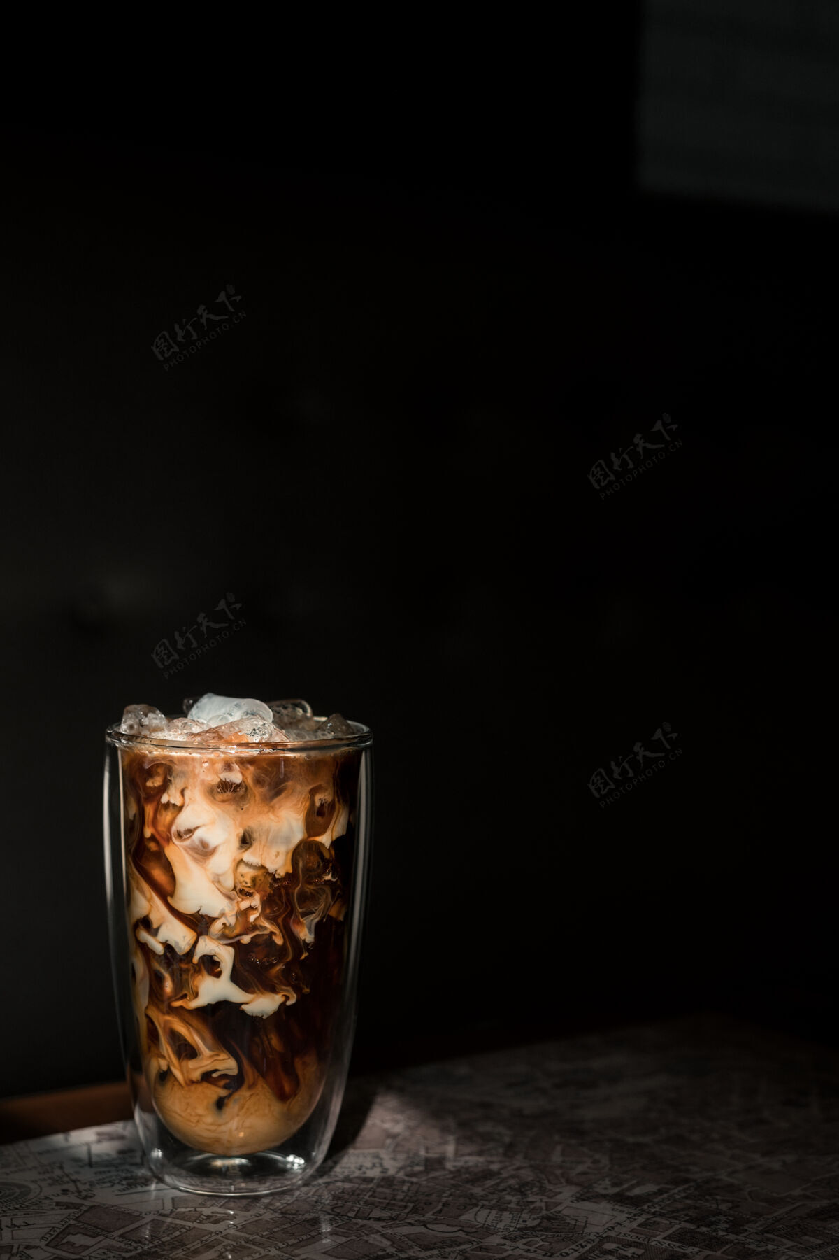 杯子桌上有一杯牛奶咖啡奶油美味的冰