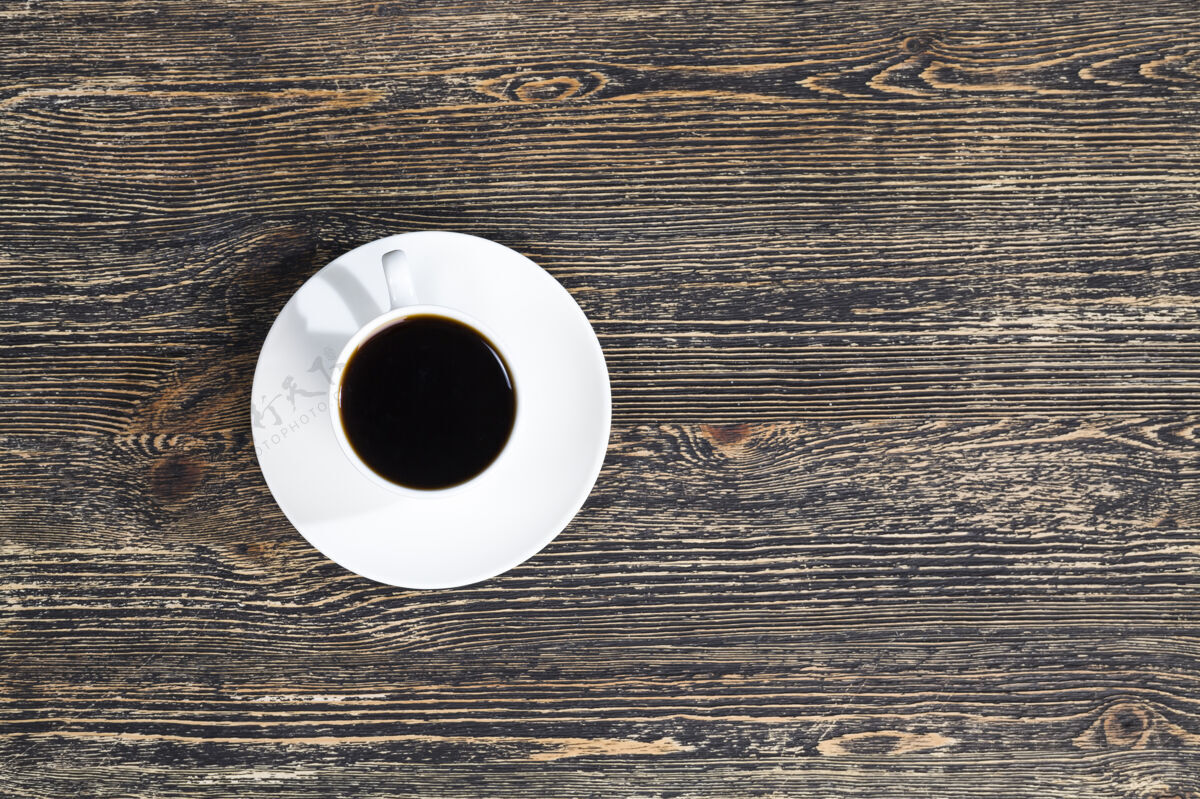 阿拉比卡用餐时在白杯子里放上芳香的咖啡警报咖啡咖啡因