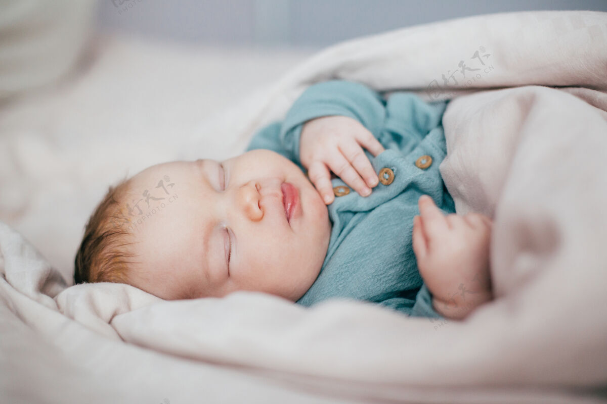 儿童睡眠婴儿睡在床上的特写镜头睡眠婴儿人睡眠