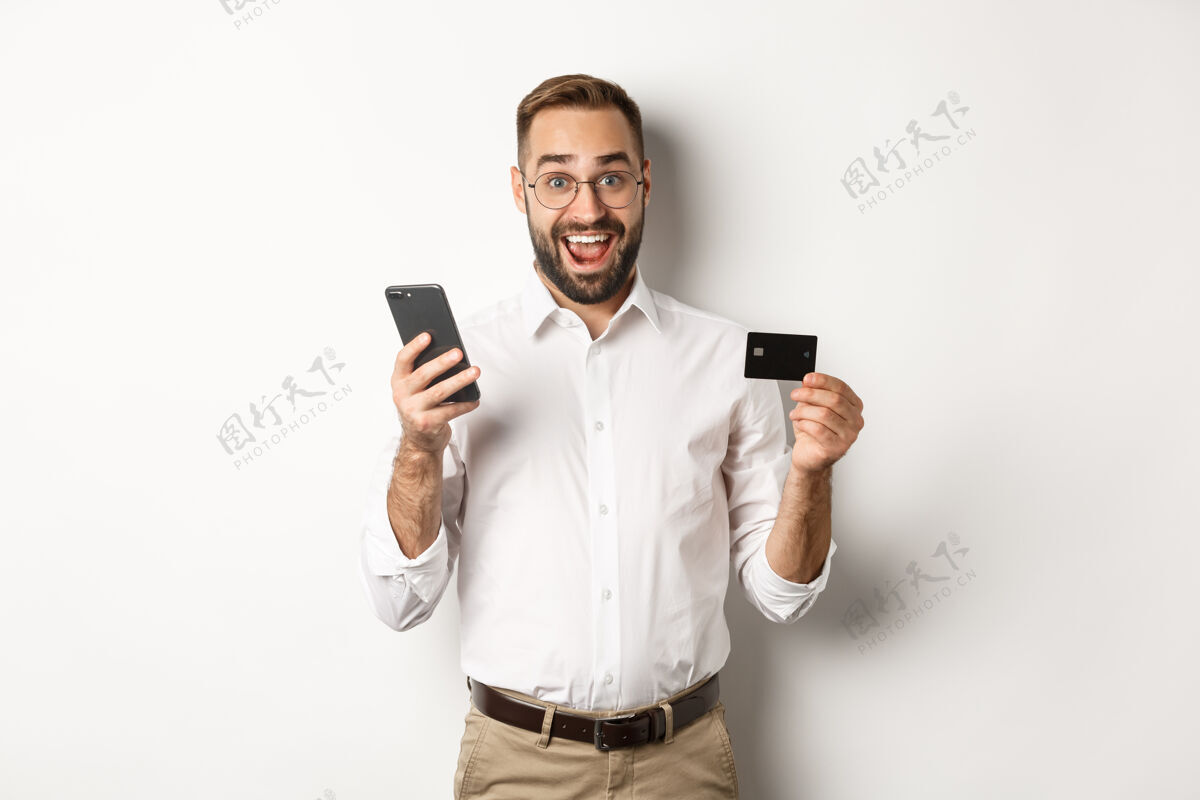 BusinessMan商务和在线付款兴奋男人用手机和信用卡付账 面带惊奇的微笑 站在白色的背景上EmploymentFinanceLogo