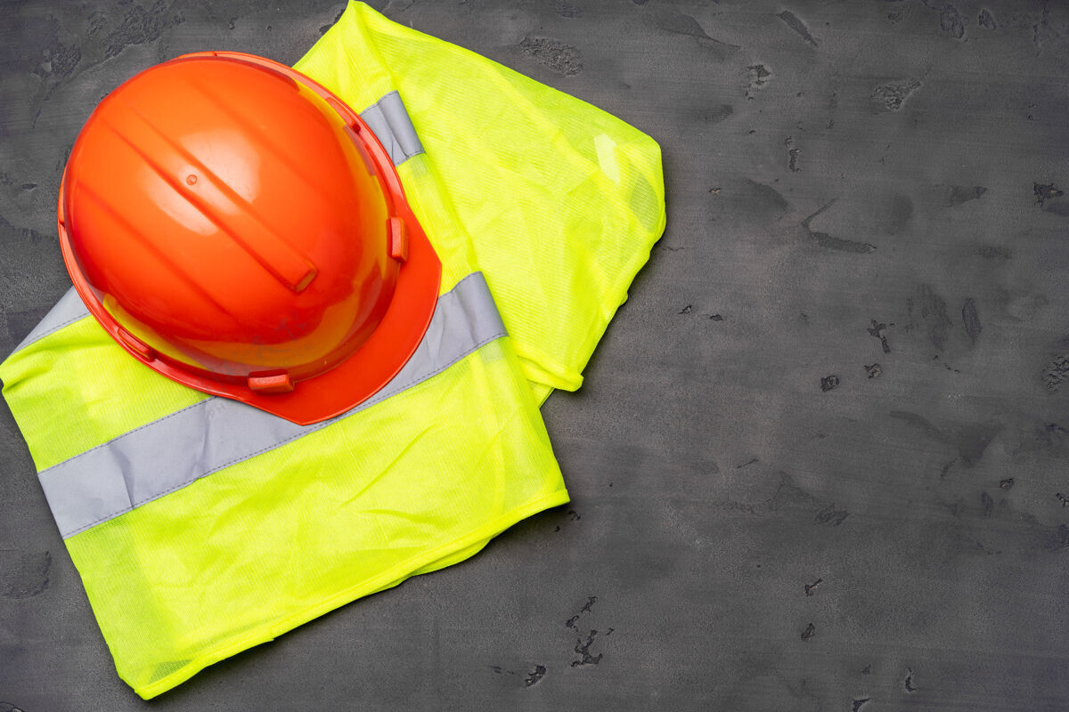 防护建筑工人戴安全帽和荧光背心顶视图工作头饰头盔