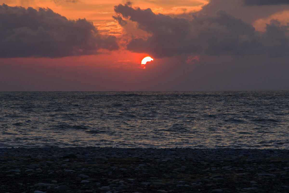 自然黑海的日落 巴统的大红海日落海风景明亮