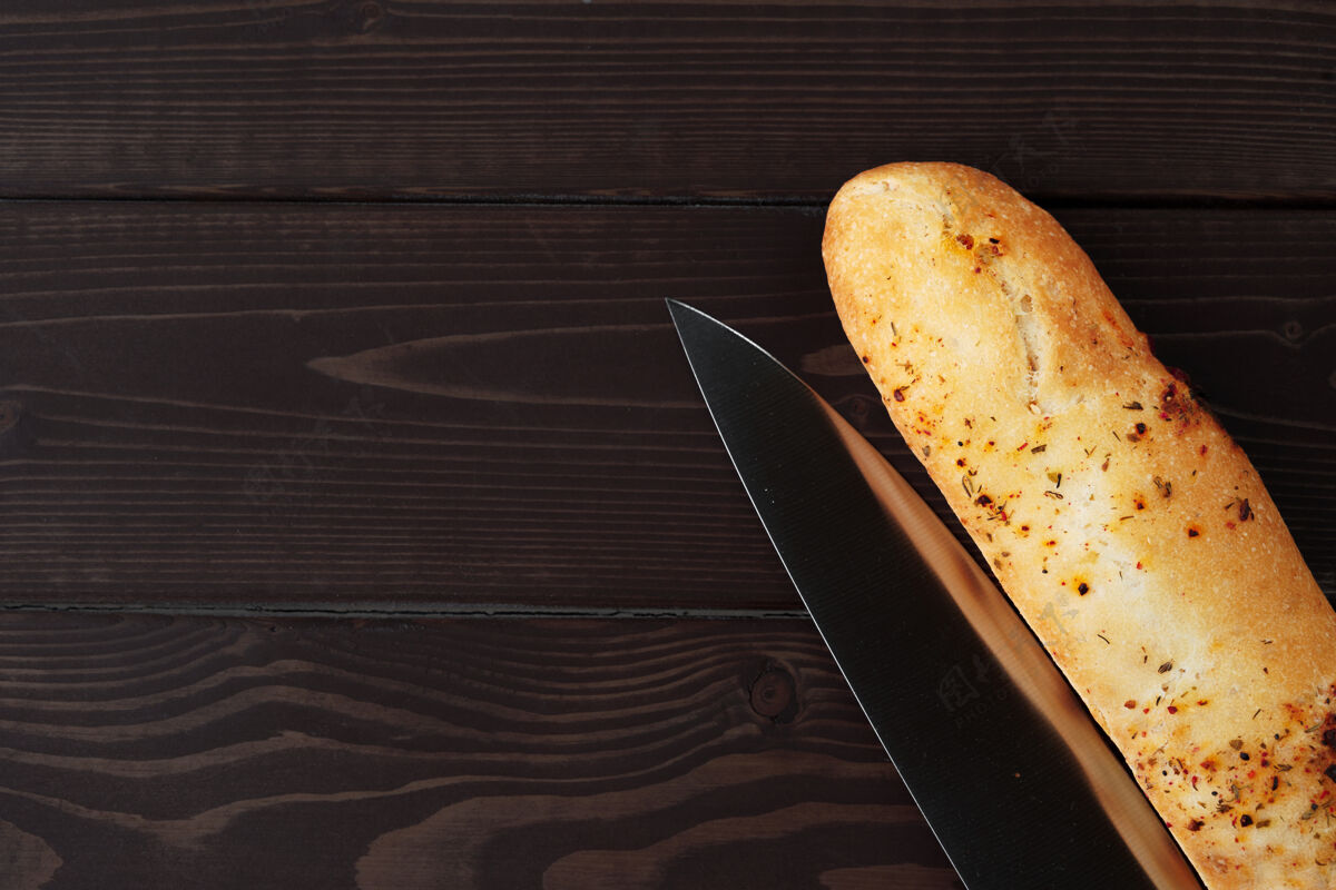 金色棕色木板上的法式面包特写照片新鲜谷类法式面包
