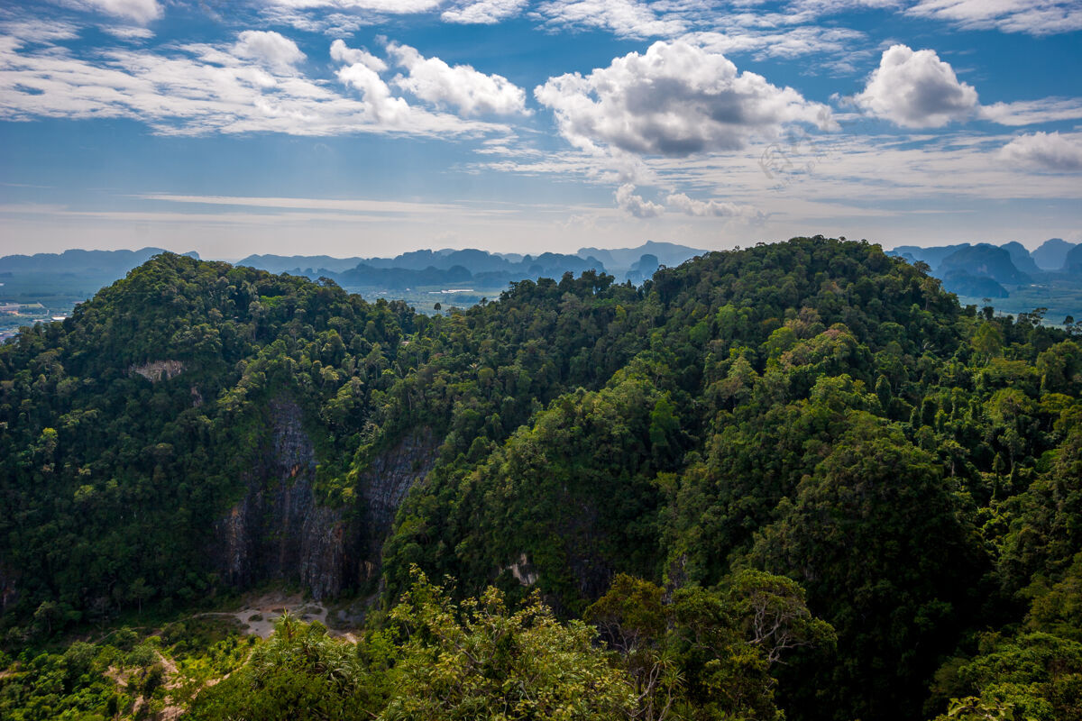 鸟瞰在泰国克拉比省长满绿树的岩石泰国山水平