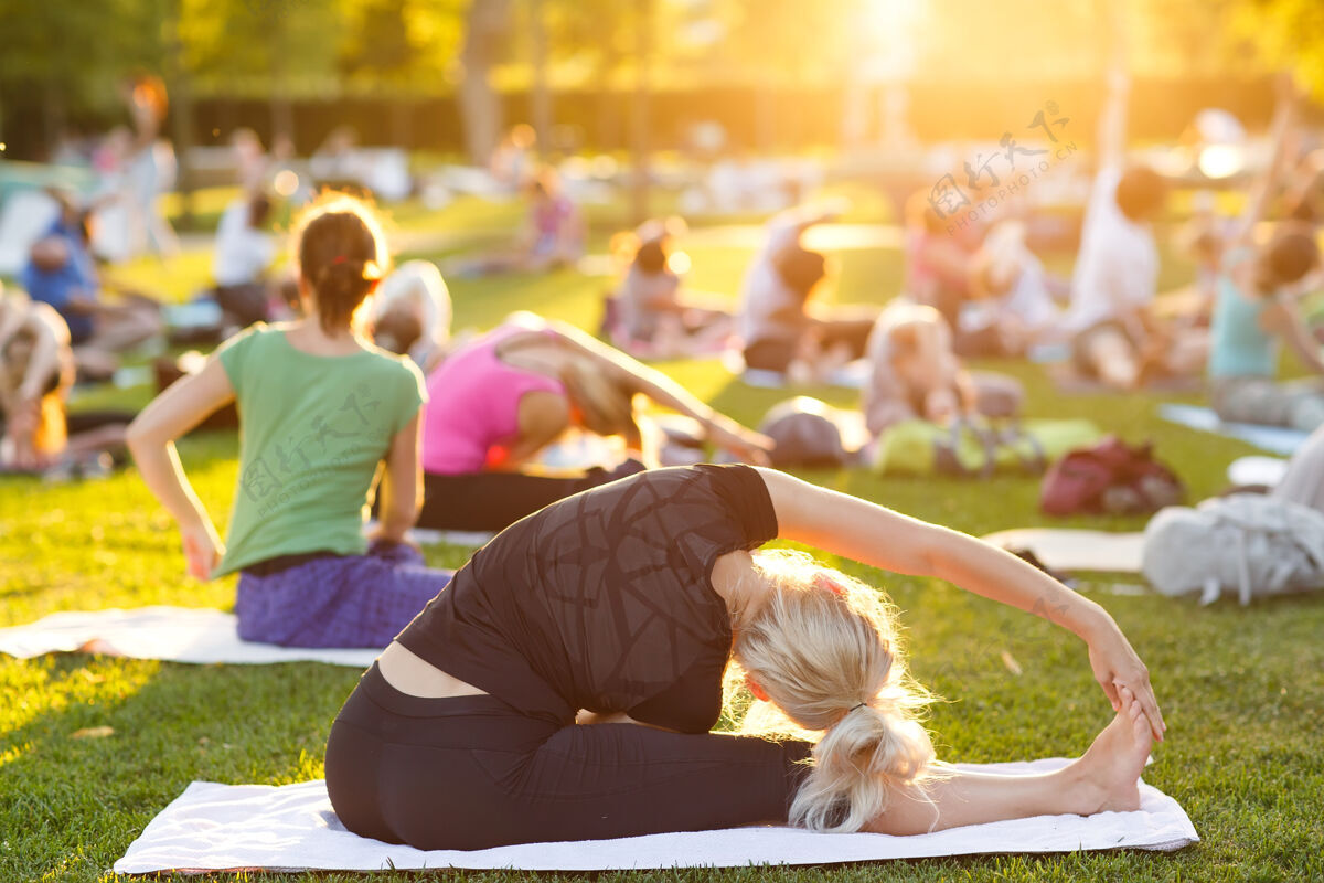 户外一大群成年人在公园外参加瑜伽课年轻活力公园