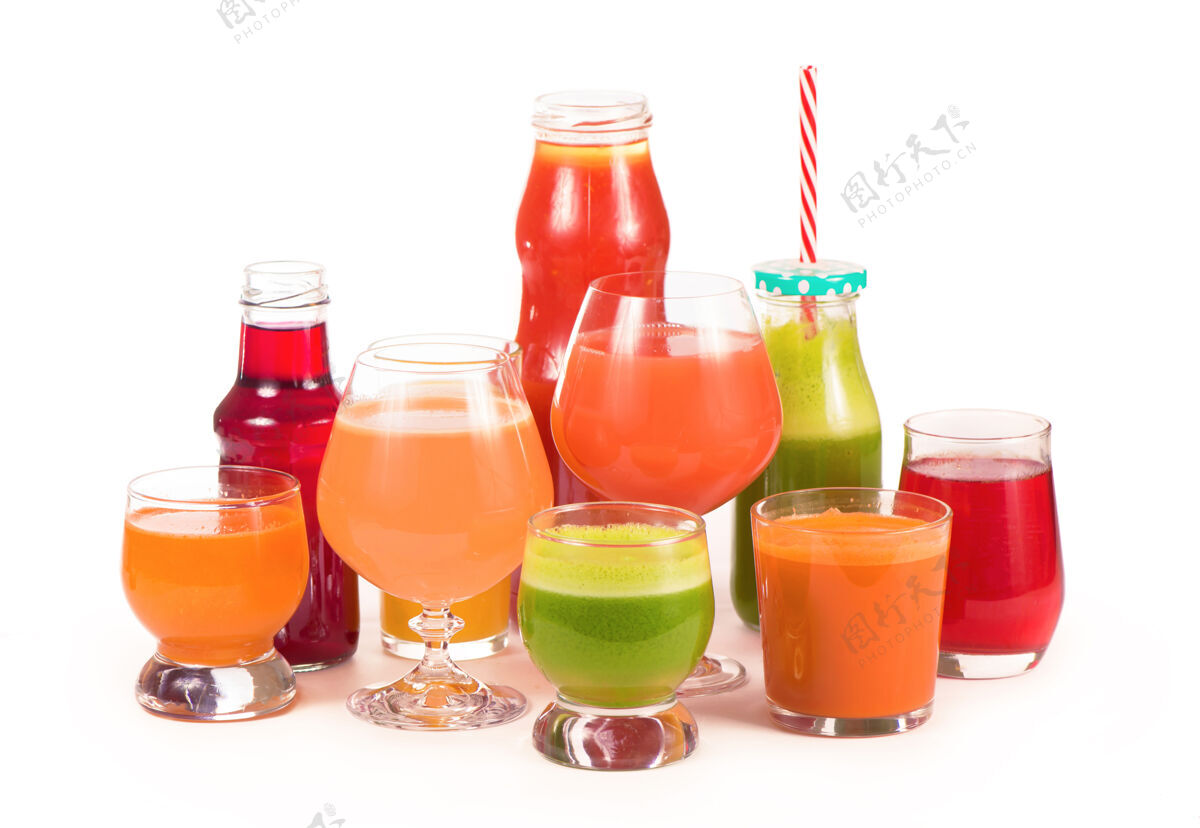 健康玻璃杯里有新鲜的有机蔬菜和果汁 隔离在白色上蔬菜饮食果汁