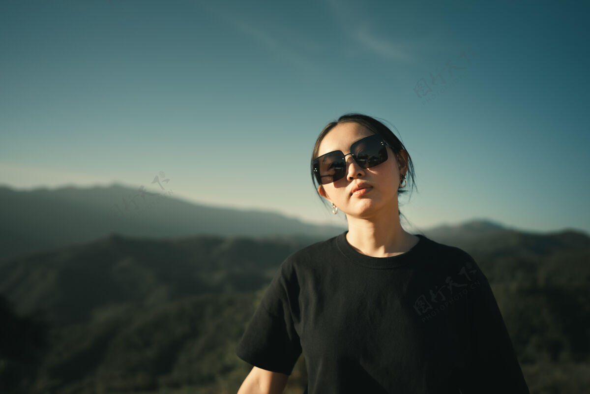 旅游者有蓝天有山的亚洲女人户外亚洲人