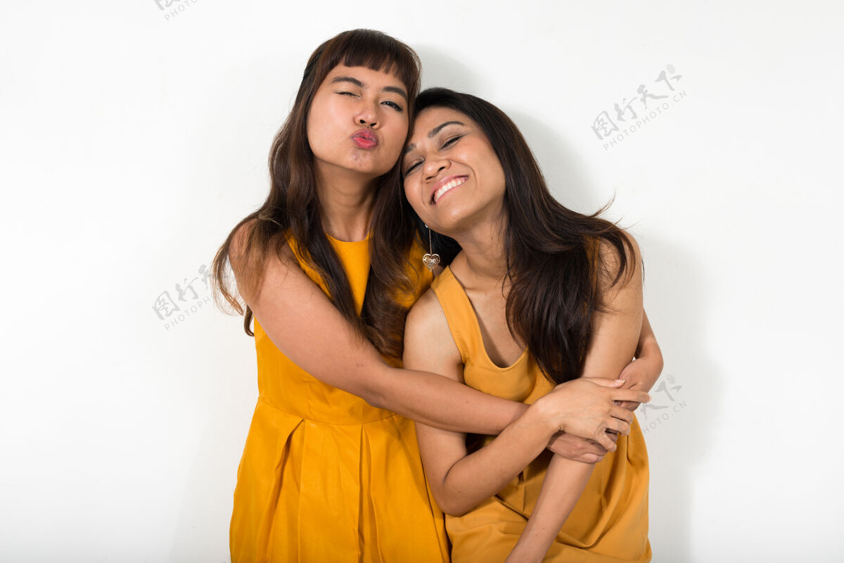 同性恋两个年轻的亚洲女人一起对抗白色空间亲吻女同性恋情侣