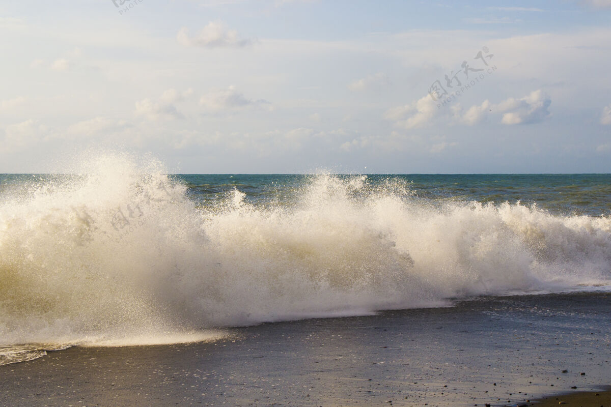 顶部大海和海浪 暴风雨的天气 海浪和飞溅在巴统云风暴海岸