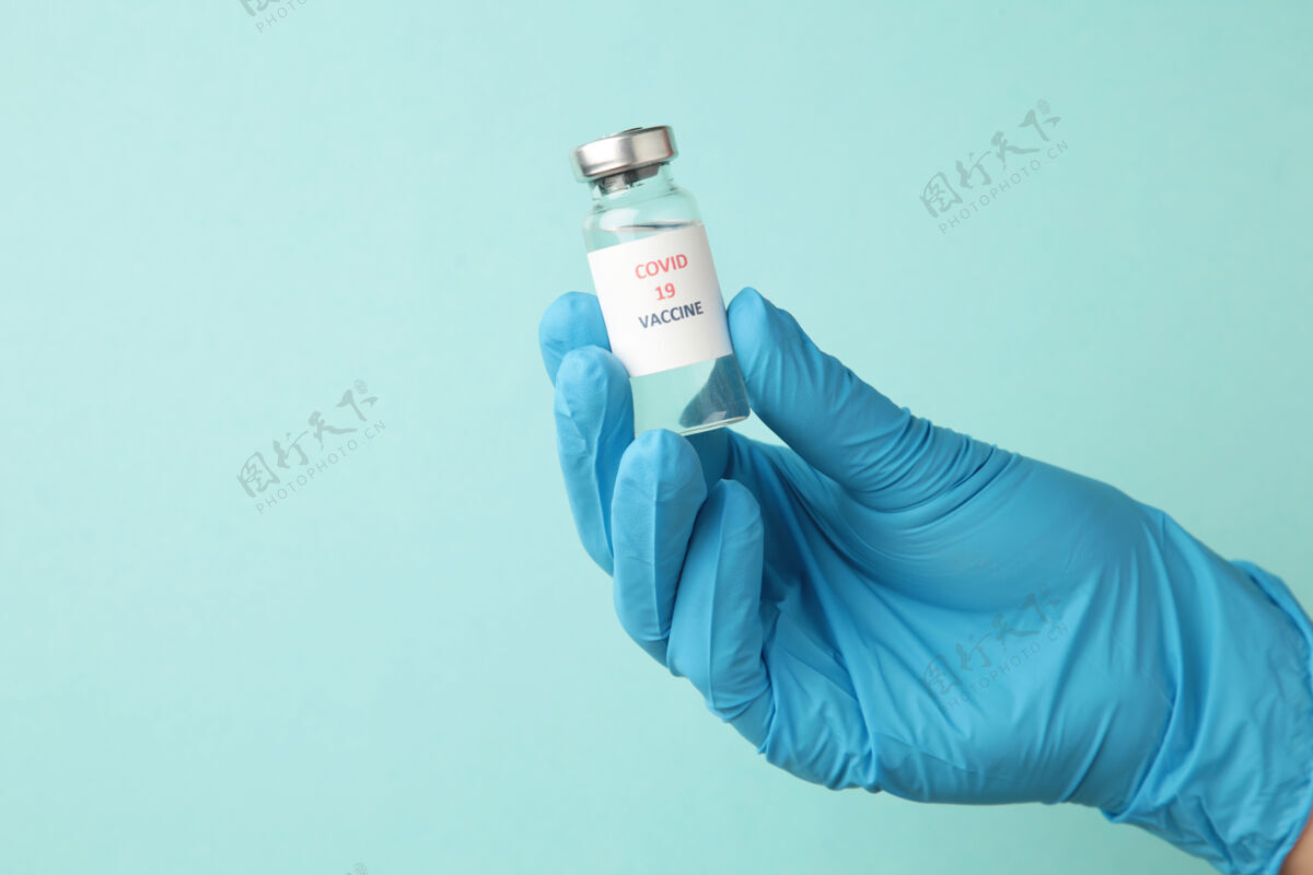科学医生拿着冠状病毒疫苗管生物学样品疫苗